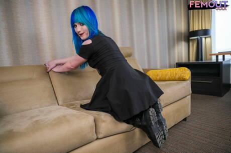 Jonge jongen Mia Flowers poseert naakt