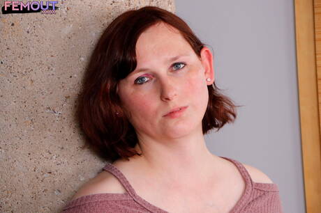 Pretty Scarlette Robin masturbating with sex toy