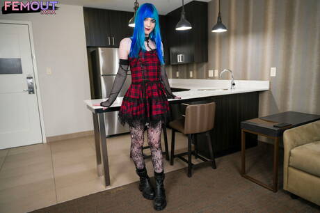 Il bellissimo ragazzo Mia Flowers si spoglia e mostra il suo sedere stretto