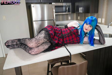 Il bellissimo ragazzo Mia Flowers si spoglia e mostra il suo sedere stretto