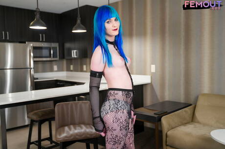 Il bellissimo ragazzo Mia Flowers si spoglia e mostra il suo sedere stretto