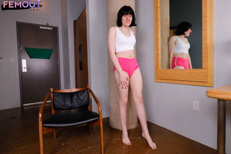 ホットなエッシーが裸になって素敵なお尻を見せる