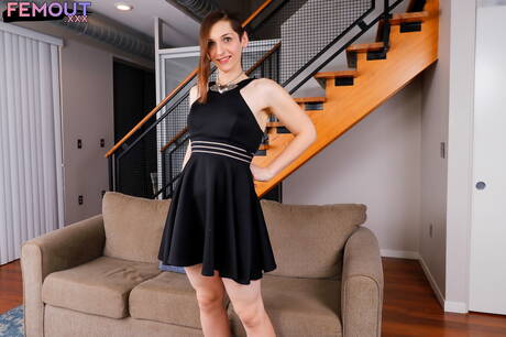 Der hübsche Junge Dana Sparrows zieht sich aus und zeigt seinen knackigen Hintern