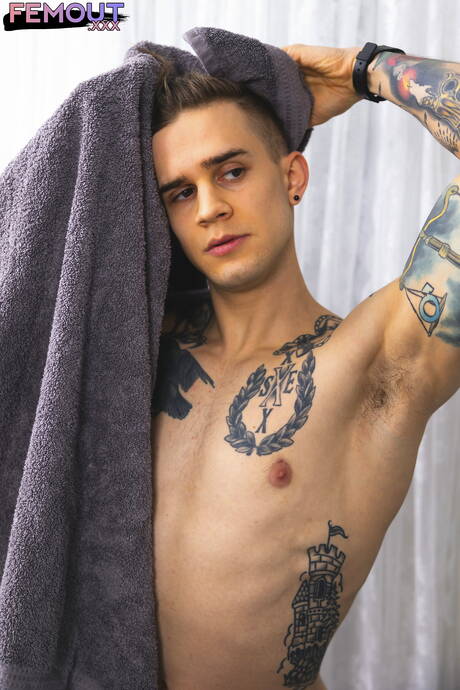 Die junge Hailee Coxxx wird nach dem Schwanzlutschen in den Arsch gefickt