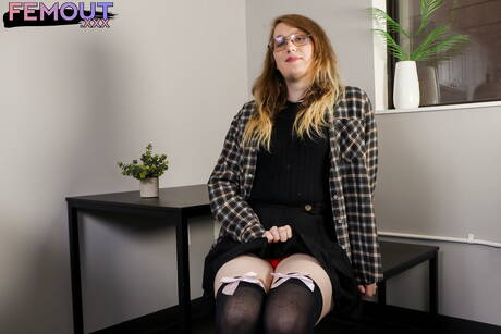 Der hübsche Calliope Carino posiert nackt und zeigt seinen Hintern