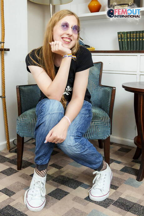 La joven Wiki Selai masturbándose con un juguete