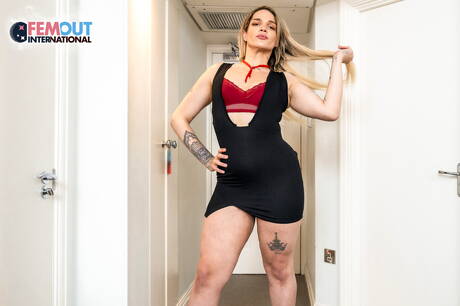 Die schöne Diabla Regina posiert nackt und zeigt ihren knackigen Hintern