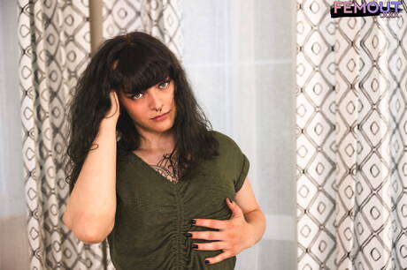 Young dude Zoie White teasing with dildo