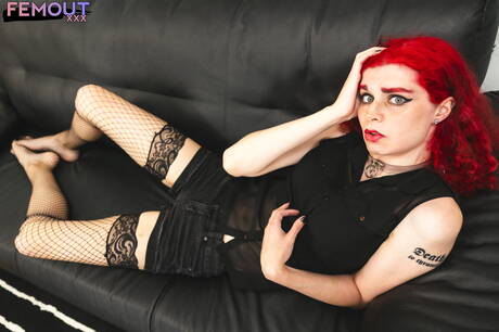 若いローズ・ムーンがBDSMポルノシーンに出演