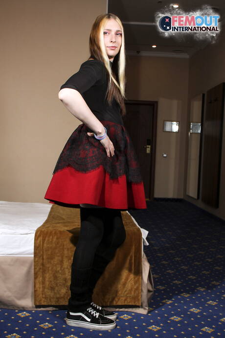 La minet Ana Dubrova se déshabille et montre ses fesses chaudes