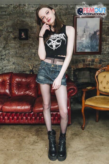 Junger Kerl Gothic Bimbo spielt mit Dildo