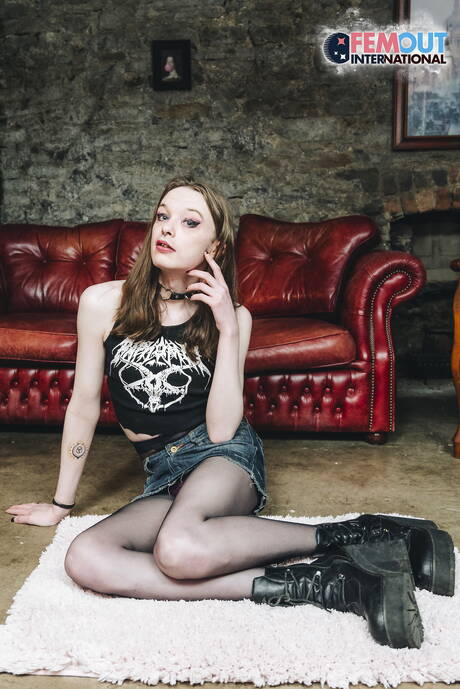 Junger Kerl Gothic Bimbo spielt mit Dildo